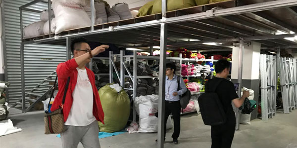 找懶人沙發(fā)廠家 吉利公司采購和風控負責人來尚都家居實地考察
