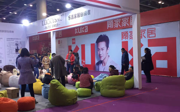 客戶找懶人沙發(fā)休閑家具廠：他們都找你們合作，我也找你們肯定錯(cuò)不了