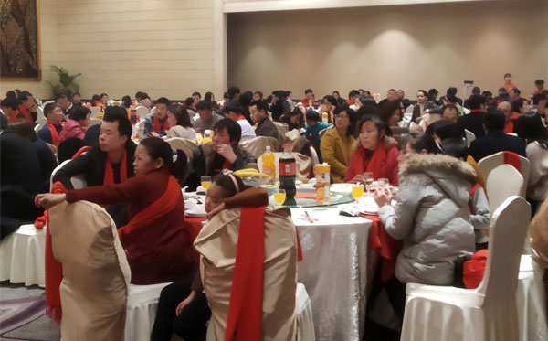 回望2018年，大家都在聆聽休閑家具廠鄭總講話。