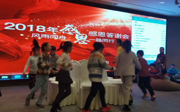 休閑家具廠親子小朋友參與游戲環(huán)節(jié)，大家爭先恐后。
