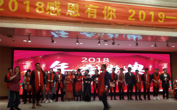 節(jié)目參演人員大合影，紅包再一波走起。